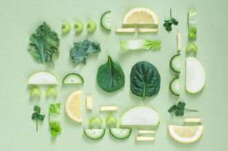 legume picados e organizados sob uma superfície verde